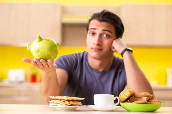 Joven en concepto de comida malsana —  Fotos de Stock