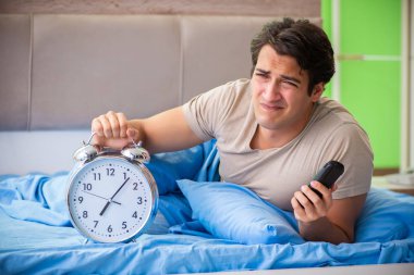 Uykusuzluk çeken bir adam.