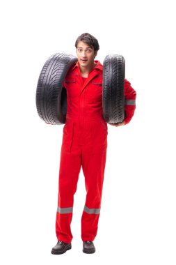 Beyaz lastikli genç bir garaj işçisi.