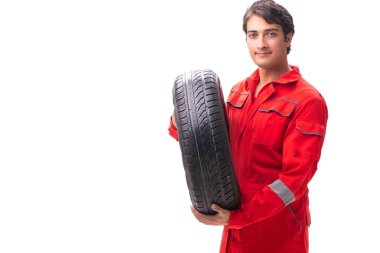 Beyaz lastikli genç bir garaj işçisi.