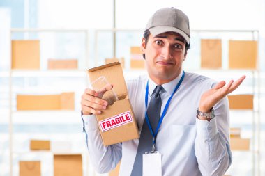 Kutu taşıma servisinde çalışan erkek çalışan.