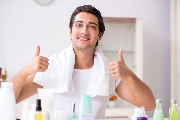 Joven hombre guapo en el baño en concepto de higiene — Foto de Stock