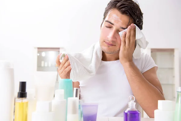 Jung hübsch mann im die badezimmer im hygienekonzept — Stockfoto