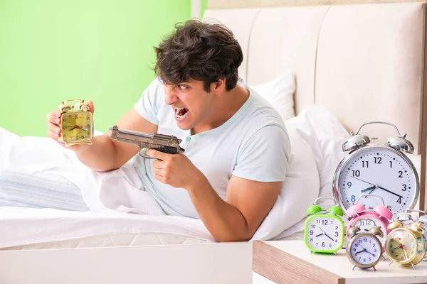 Joven con problemas para despertarse temprano en la mañana — Foto de Stock