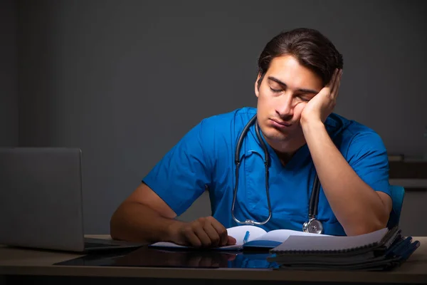 Jeune beau médecin travaillant de nuit à l'hôpital — Photo