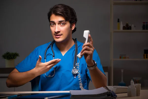 Junge hübsche Ärztin arbeitet Nachtschicht im Krankenhaus — Stockfoto