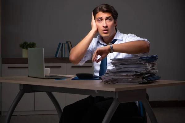 Jovem gerente financeiro trabalhando até tarde da noite no escritório — Fotografia de Stock