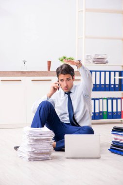Ofiste çalışan son derece meşgul bir çalışan.