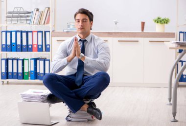 Ofiste çalışan son derece meşgul bir çalışan.