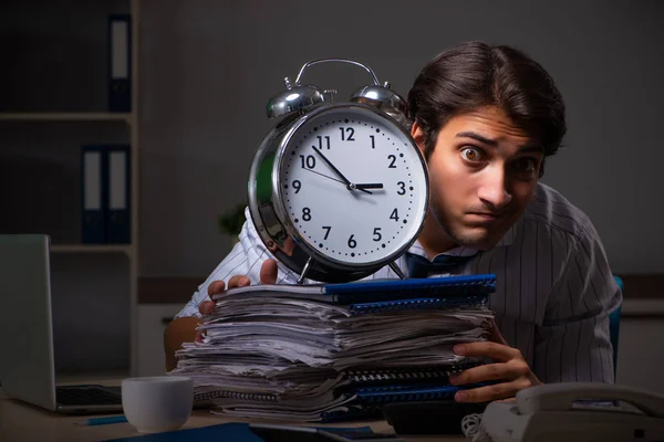 Jovem gerente financeiro trabalhando até tarde da noite no escritório — Fotografia de Stock