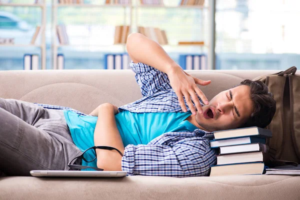 Estudante cansado deitado no sofá — Fotografia de Stock