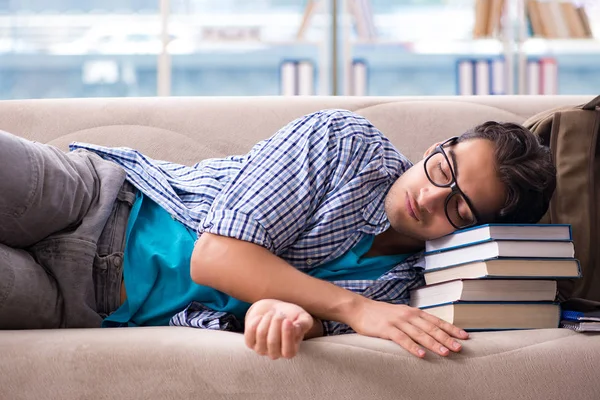 Unavený student leží na gauči — Stock fotografie