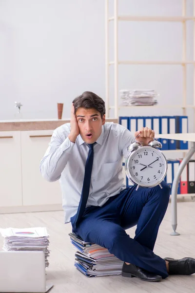 Empleado extremadamente ocupado trabajando en la oficina —  Fotos de Stock