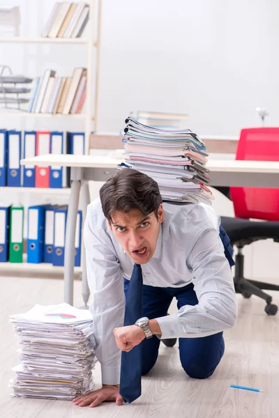 Mycket upptagen anställd som arbetar på kontoret — Stockfoto