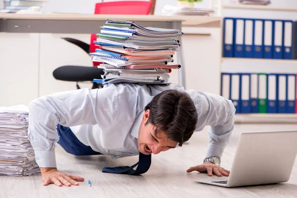 Mycket upptagen anställd som arbetar på kontoret — Stockfoto