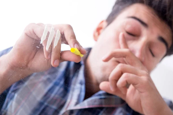 Toxicodependente farejador de cocaína narcótico — Fotografia de Stock