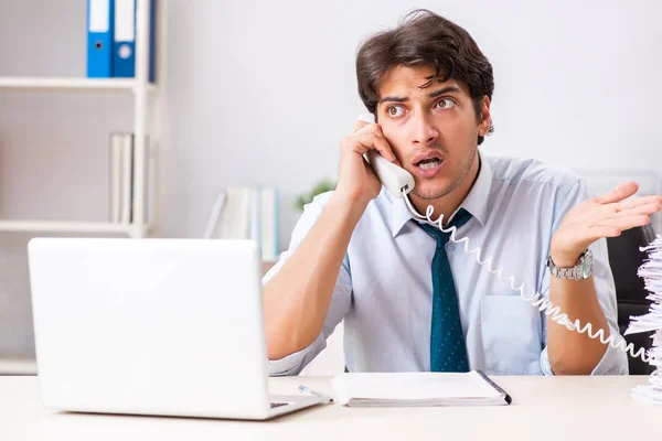 Jovem operador de call center falando por telefone — Fotografia de Stock