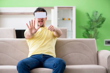 Sanal gerçeklik gözlüklü genç adam.