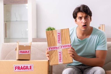 İnternet 'ten sipariş edilen kırılgan paketi açan adam