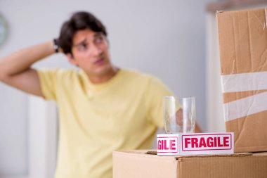 Adam evi taşıyor ve kırılgan eşyalarla taşınıyor.