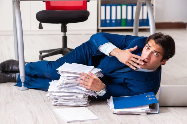 Cansado hombre de negocios agotado trabajando horas extras en la oficina — Foto de Stock