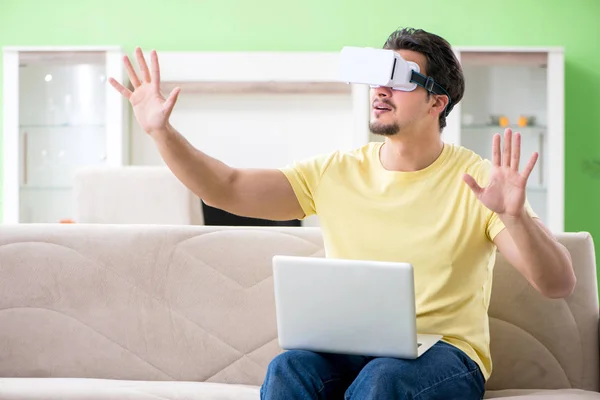 Jeune homme avec lunettes de réalité virtuelle — Photo