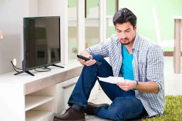 Young man husband repairing tv at home — Stock Photo, Image