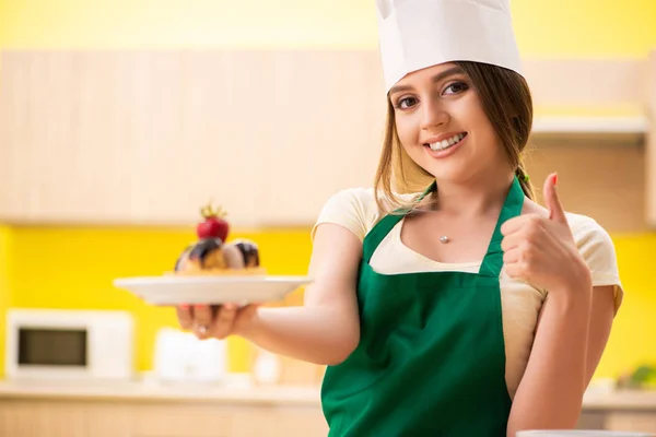 Jonge kokkin in de keuken — Stockfoto