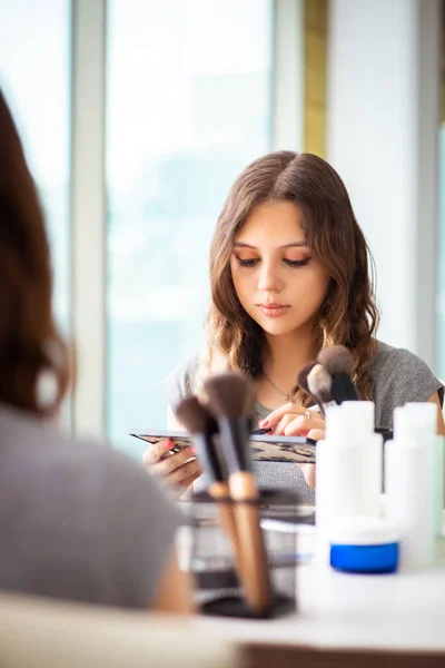 Giovane donna nel salone di bellezza — Foto Stock