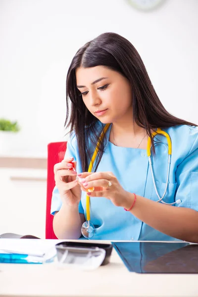 Klinikte çalışan güzel bir bayan doktor. — Stok fotoğraf