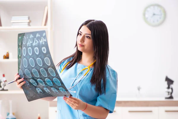 Klinikte çalışan güzel bir bayan doktor. — Stok fotoğraf