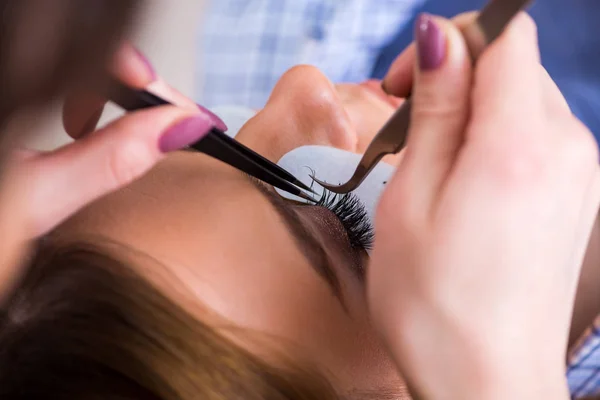 Junge Frau bekommt Wimpernverlängerung — Stockfoto