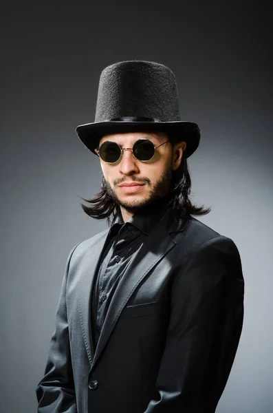 Concept vintage avec homme portant un chapeau haut de forme noir — Photo