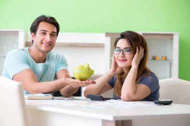 Genç aile kişisel finansla boğuşuyor