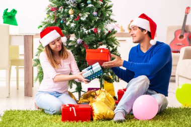 Genç çift Noel 'i evde kutluyor.