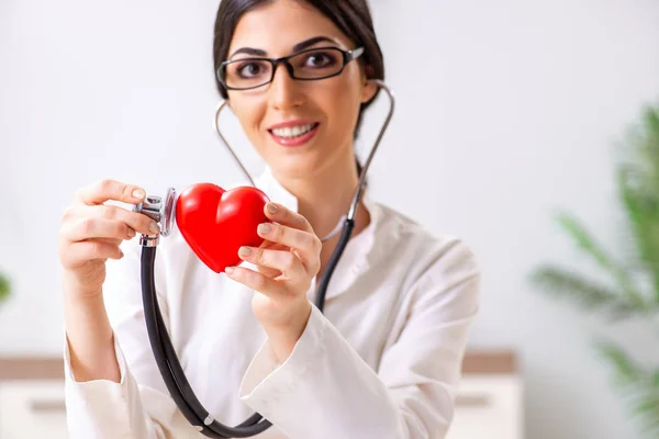 Jovem Médico Conceito Cuidados Cardíacos — Fotografia de Stock