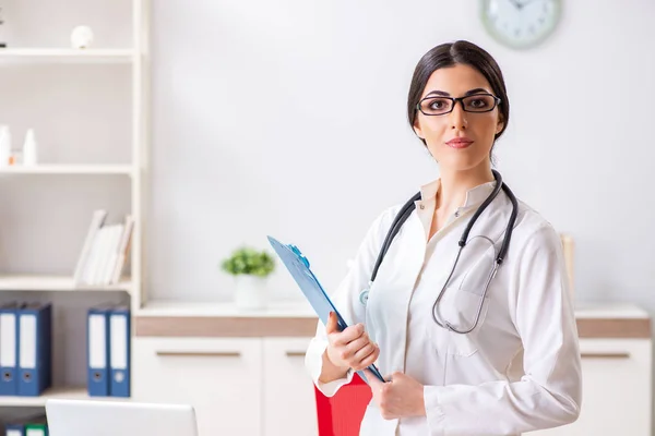 Ärztin arbeitet im Krankenhaus — Stockfoto