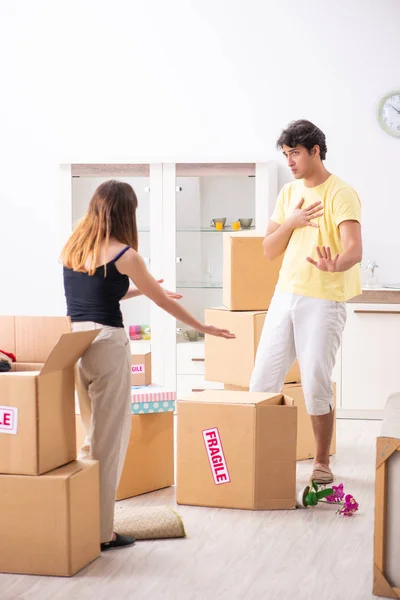Jovem casal se mudando para novo apartamento com coisas frágeis — Fotografia de Stock