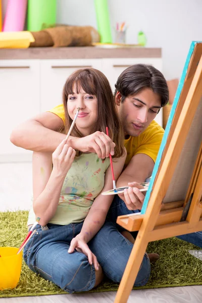 집에서 그림그리기를 즐기는 젊은 부부 — 스톡 사진