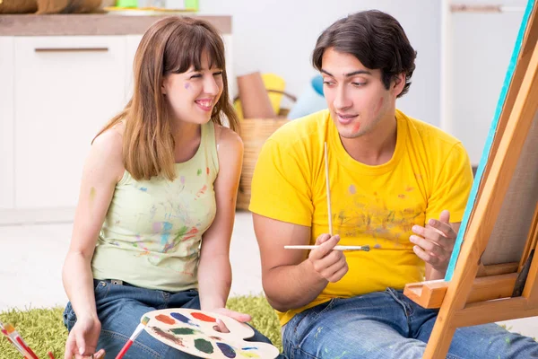 Pareja joven disfrutando de la pintura en casa — Foto de Stock