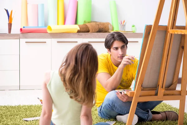 Jong paar genieten van schilderen thuis — Stockfoto