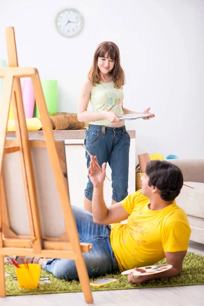Молодая пара наслаждается живописью дома — стоковое фото