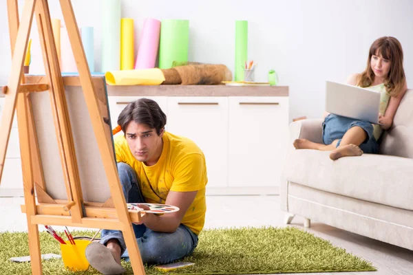 Pareja Joven Disfrutando Pintura Casa — Foto de Stock