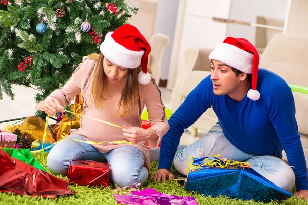 Embarazada esposa celevrating Navidad con marido —  Fotos de Stock