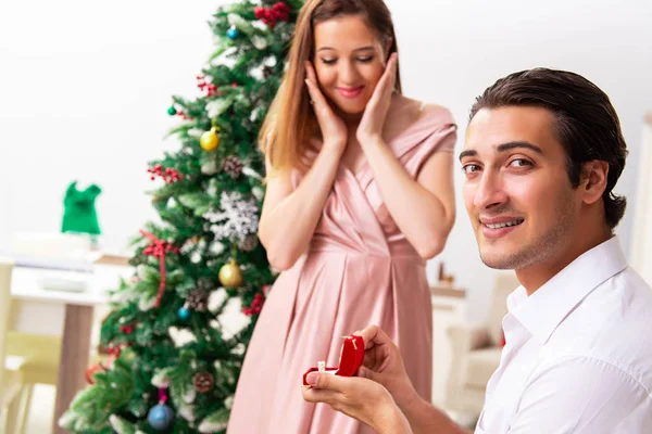 Mannen som friar på juldagen — Stockfoto