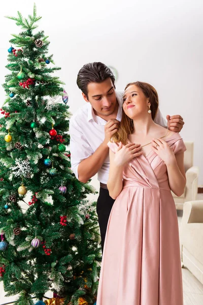 Junges Paar beim romantischen Weihnachtsdate — Stockfoto