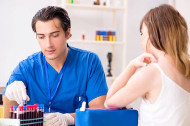 Kan testi örnekleme işlemi sırasında genç bir hasta.  