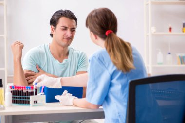 Kan testi örnekleme işlemi sırasında genç bir hasta.  