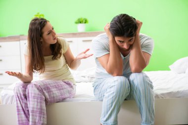 Çatışma sırasında kadın ve erkek yatak odasında.