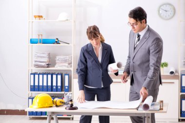 Erkek ve kadın inşaat projesini tartışıyor